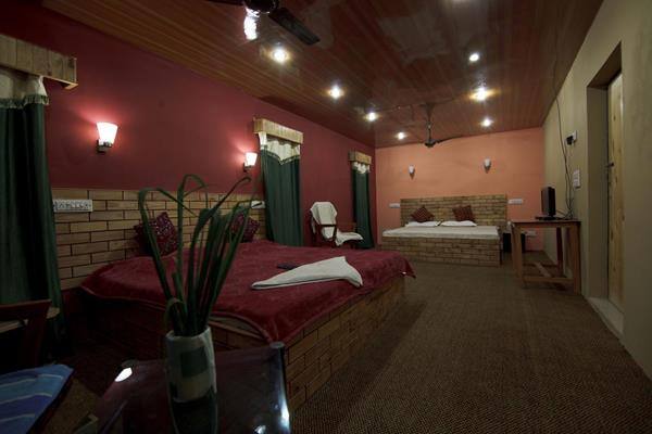 Kashmir Holiday Inn, Srinagar 4